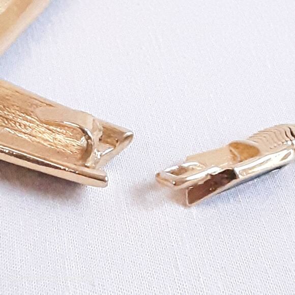 Trifari Necklace  Gold Tone Flat Snake Chain Navy Blue Enamel Hook Clasp Pendant - Picture 9 of 13